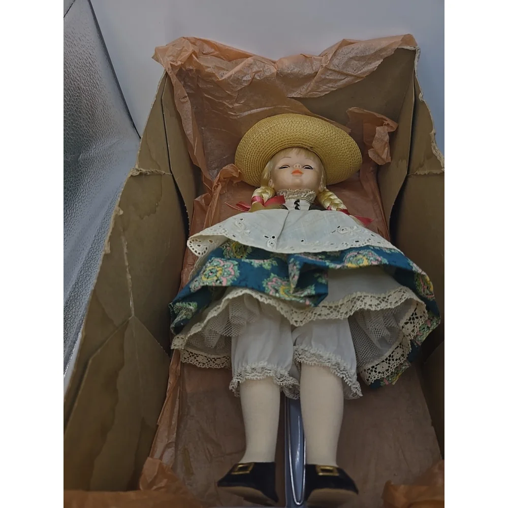 Madame Alexander Heidi‎ (1480) collectible doll in perfect condition